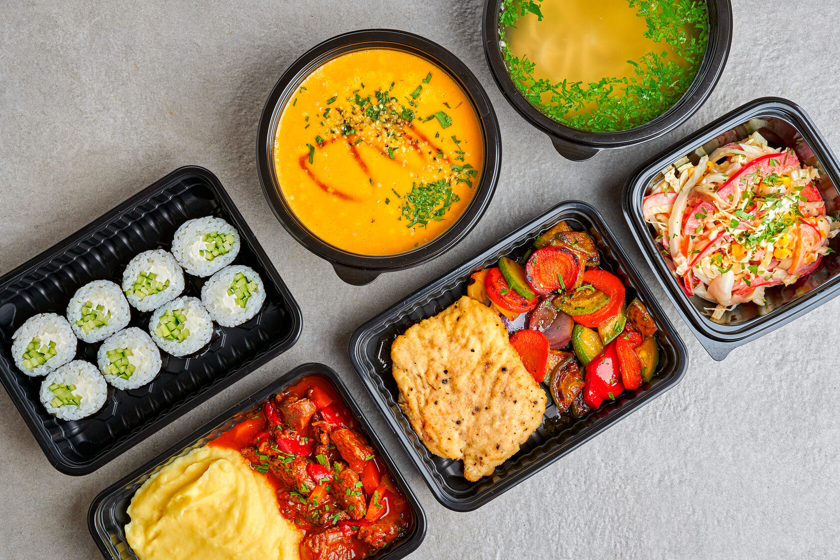 Kako dizajn PET plastičnih pladnjeva za hranu utječe na njihovu sposobnost očuvanja kvalitete i svježine namirnica?